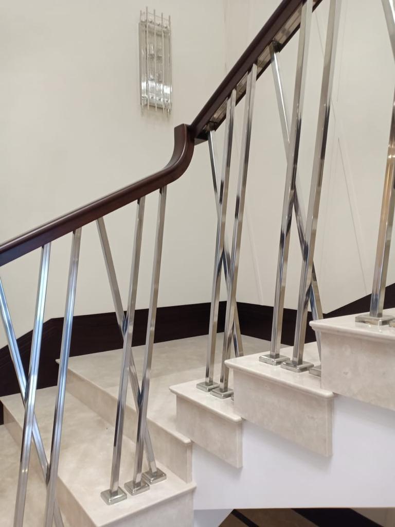 Перила нержавеющие полированные с деревянным поручнем