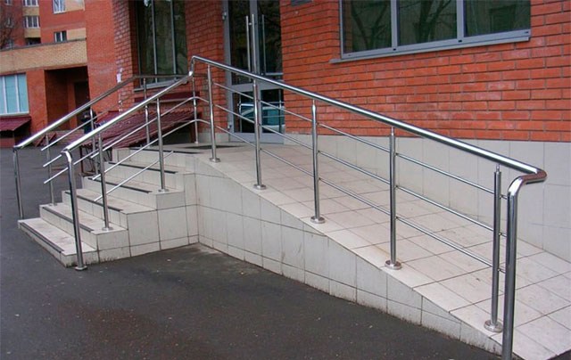 Перила из нержавеющей стали для офиса или магазина на входную лестницу