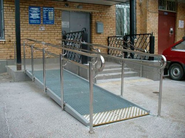 Нержавеющие ограждения пандусов