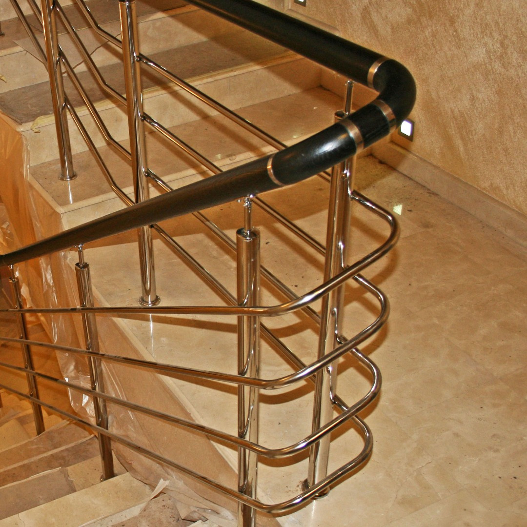 Красивые перила нержавеющие на лестницу комбинированые с поручнем из дерева