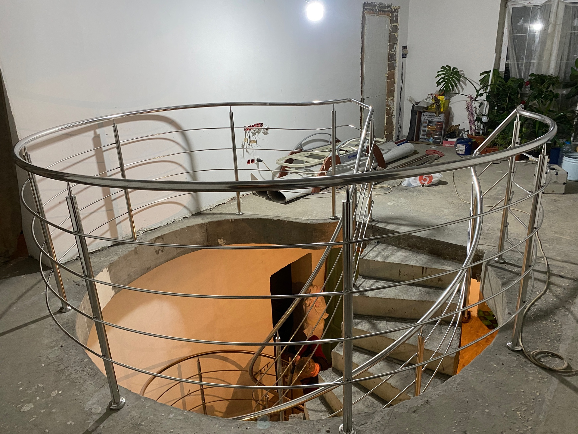 Перила нержавеющие закругленные в частном доме