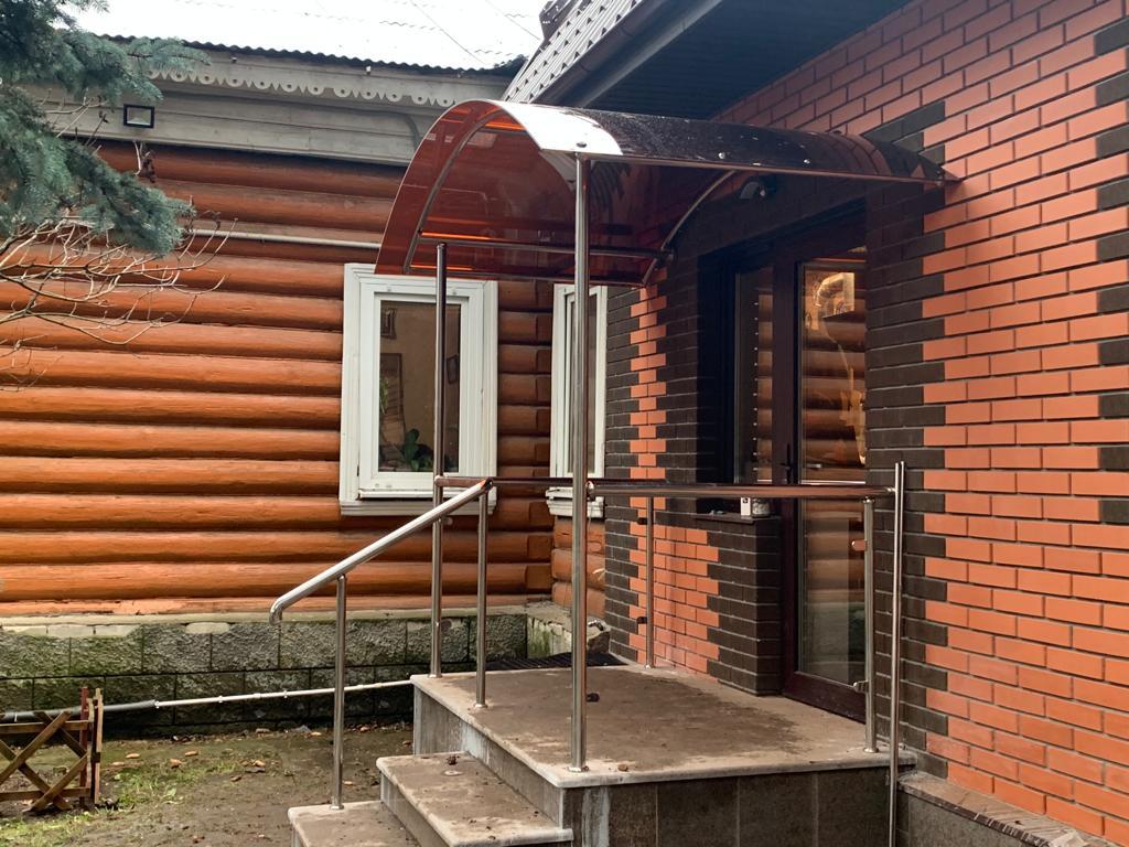 Входные перила нержавеющие на лестницу комбинированые с козырьком из пвх